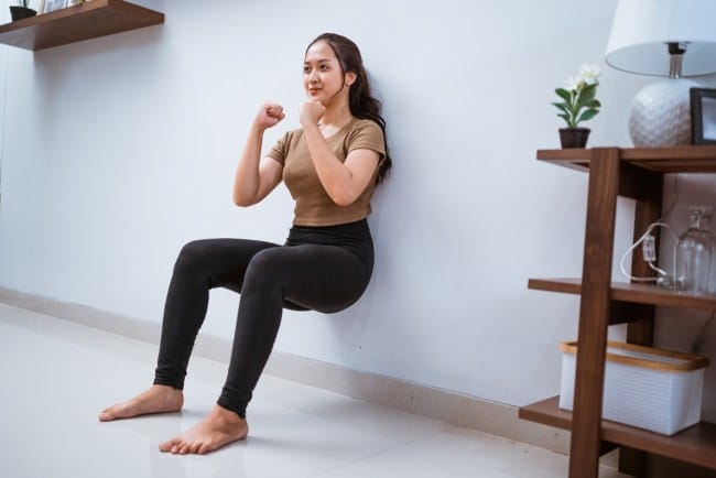 Wall Sit, Inilah Manfaat dan Cara Melakukannya - Alodokter