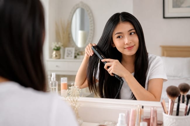 Sering Styling dengan Catokan? Ketahui Cara Merawat Rambut agar Tetap Sehat - Alodokter